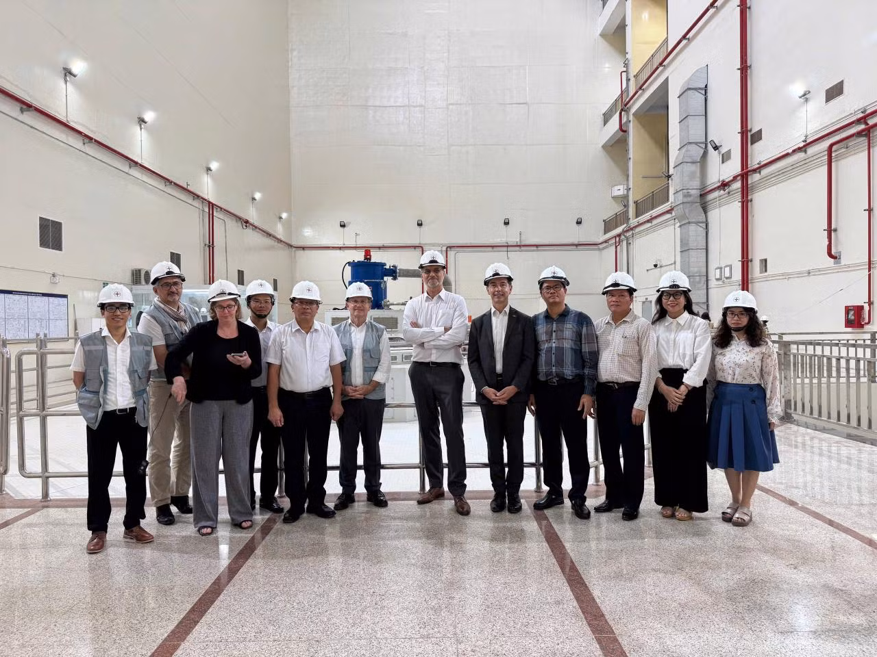 La délégation europérenne visite le site du projet. Photo : Ambassade de France au Vietnam.