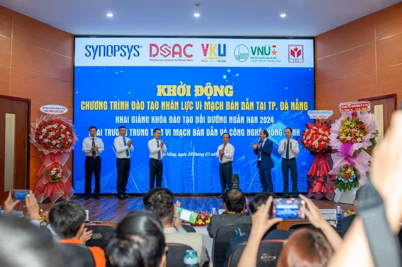 Cérémonie d’inauguration d'un programme de formation des ressources humaines dans les industries de puces électroniques et de semi-conducteurs, avec le soutien de la société américaine Synopsys, le 26 mars dans la ville de Dà Nang. Photo : NDEL.