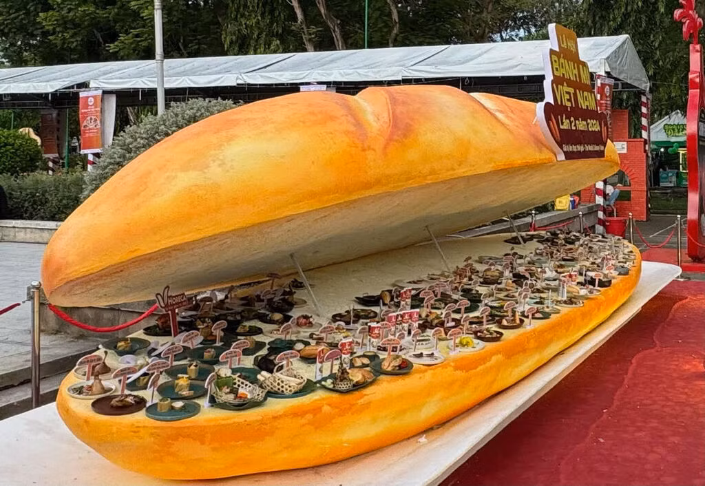 Ces 150 plats forment un « bánh mì »géant et représentent la diversité de la cuisine de nombreuses localités à travers le Vietnam.