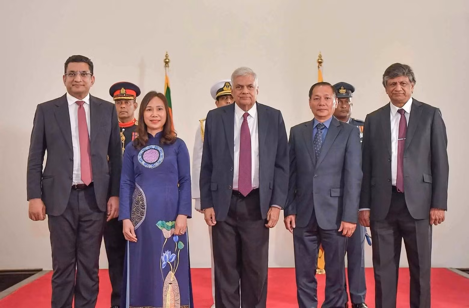 L’ambassadrice du Vietnam au Sri Lanka, Trinh Thi Tam (2e à gauche), et le Président sri-lankais Ranil Wickremesinghe (au centre). Photo : baoquocte.vn