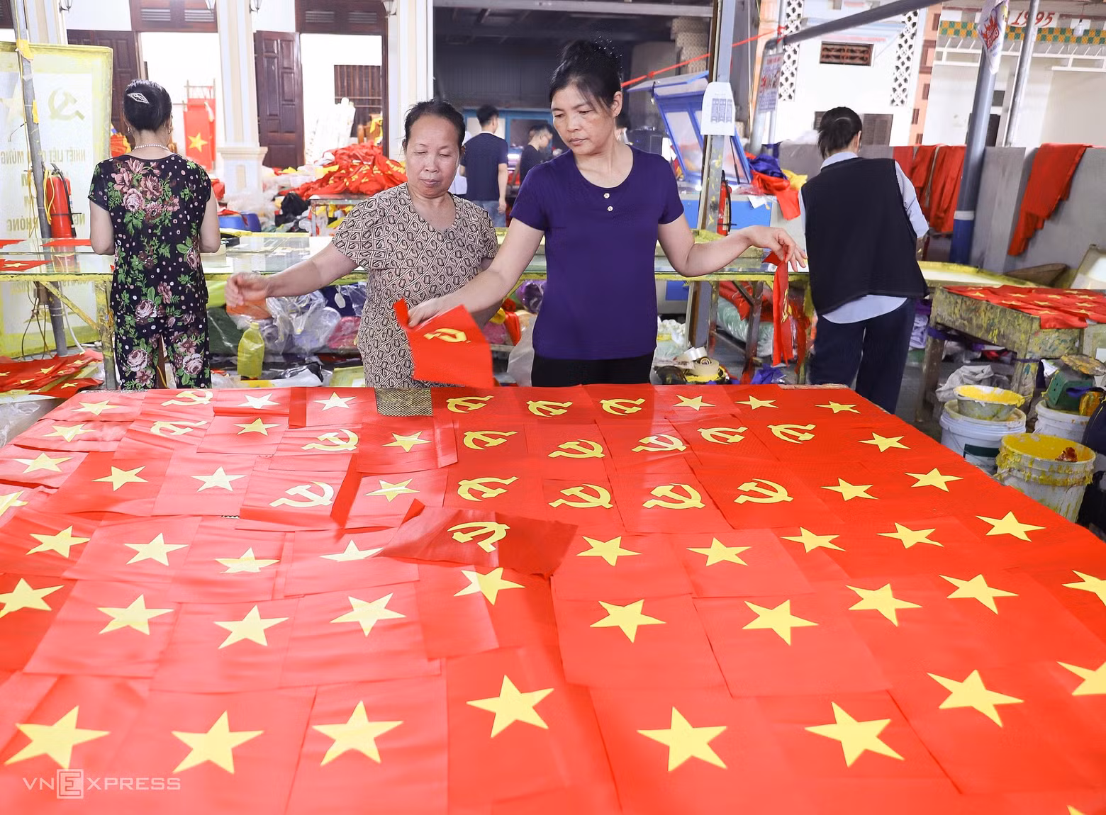 Lors des occasions spéciales, des artisans locaux s'affairent à confectionner des drapeaux nationaux. Photo : vnexpress