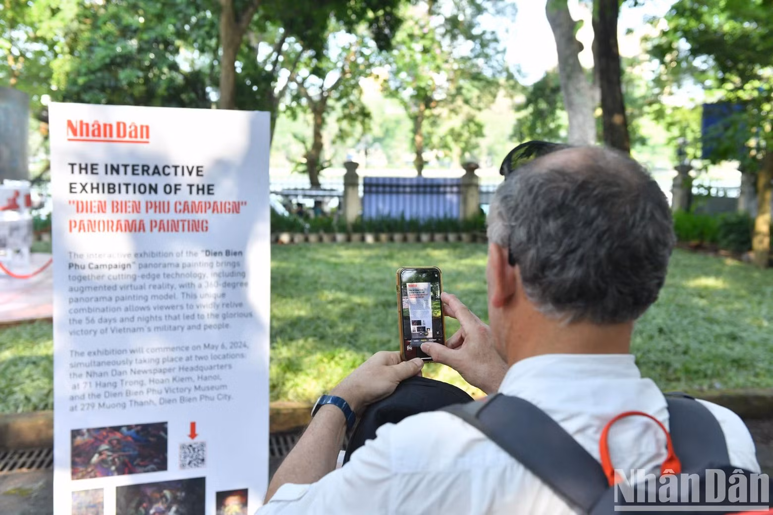 Les amateurs de technologie peuvent utiliser leur téléphone pour scanner les codes QR sur le panorama ou télécharger une application de réalité augmentée pour une expérience interactive. Photo: NDEL.