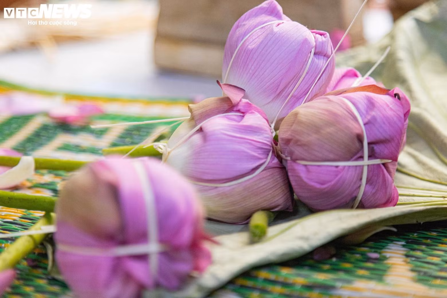 Il faut environ 1.200 à 1.500 fleurs de lotus pour parfumer environ trois kilogrammes de thé.