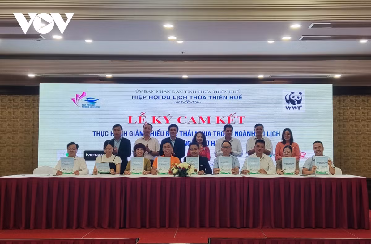 Cérémonie de signature des engagements dans la réduction des déchets plastiques. Photo: VOV.