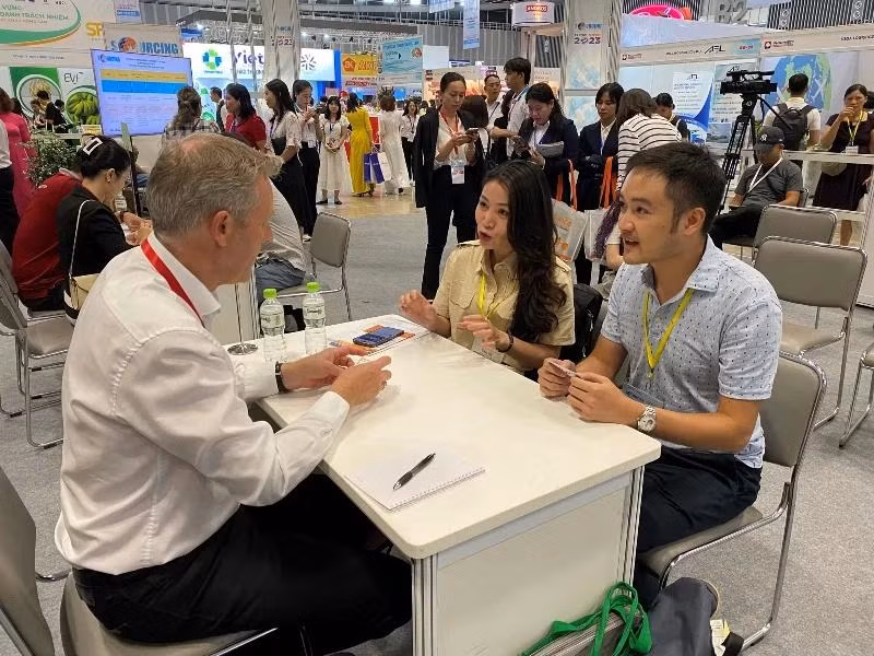 Le Salon "Vietnam International Sourcing 2023" a permis aux entreprises vietnamiennes de mieux s’adapter à la tendance croissante de l’intégration économique internationale et de renforcer leur connexion avec les réseaux de distribution et les importateurs étrangers. Photo: NDEL.