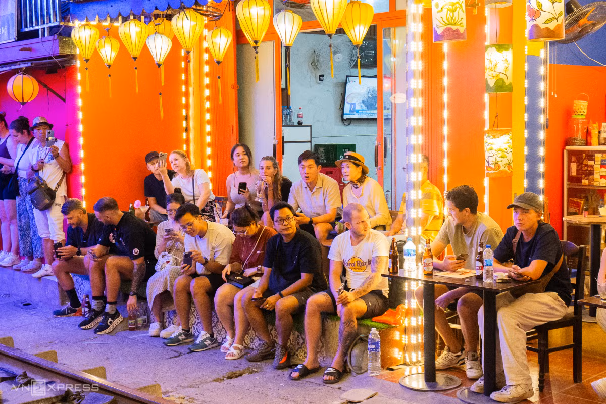 De nombreux habitants ne veulent pas non plus manquer le paysage unique de la "rue du train, uniquement à Hanoi". "Je connaissais la rue du train grâce aux réseaux sociaux, mais je ne savais pas qu'elle était fermée aux touristes en raison du danger. Alors j'y suis quand même venu avec mes amis", a déclaré Noah (à gauche), un touriste américain.