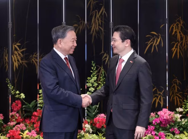 Le secrétaire général du Parti communiste du Vietnam, Tô Lâm (à gauche), et le Premier ministre singapourien Lawrence Wong. Photo : VNA.