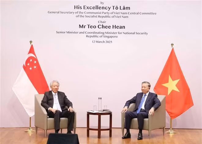 Le secrétaire général du Parti To Lam (à droite) à l’École de politique publique Lee Kuan Yew. Photo : VNA.