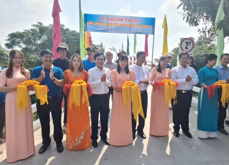 Cérémonie d'inauguration du pont d'amitié VK 282, le 7 janvier à Thanh An, dans la ville de Cân Tho. Photo : thoidai.vn Cérémonie d'inauguration du pont d'amitié VK 282, le 7 janvier à Thanh An, dans la ville de Cân Tho. Photo : thoidai.vn