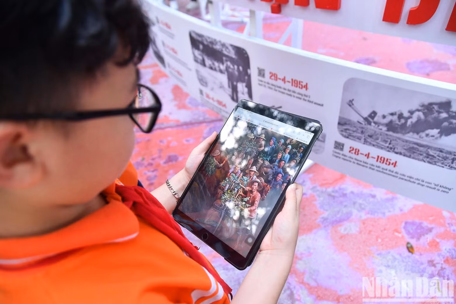 Le Trinh Hai Minh, de la classe 4G de l’école Trang An, a partagé : « J’ai entendu beaucoup d’histoires sur la bataille de Diên Biên Phu. Cette exposition m’a aidé à mieux comprendre cet événement historique du pays ». Photo: NDEL. Le Trinh Hai Minh, de la classe 4G de l’école Trang An, a partagé : « J’ai entendu beaucoup d’histoires sur la bataille de Diên Biên Phu. Cette exposition m’a aidé à mieux comprendre cet événement historique du pays ». Photo: NDEL.