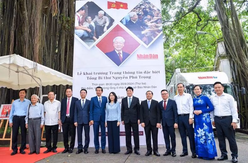 Dans la matinée du même jour, le journal Nhân Dân a lancé une page d’informations spéciale dédiée au Secrétaire général du Parti Nguyên Phu Trong. Selon Luong Cuong, membre du Bureau politique et permanent du Secrétariat du Comité central du Parti, cette initiative permet de mieux comprendre la vie, la carrière, l’exemple moral révolutionnaire et les grandes contributions de Nguyên Phu Trong, un dirigeant dévoué et visionnaire du Parti ». Photo : Thanh Dat/NDEL Dans la matinée du même jour, le journal Nhân Dân a lancé une page d’informations spéciale dédiée au Secrétaire général du Parti Nguyên Phu Trong. Selon Luong Cuong, membre du Bureau politique et permanent du Secrétariat du Comité central du Parti, cette initiative permet de mieux comprendre la vie, la carrière, l’exemple moral révolutionnaire et les grandes contributions de Nguyên Phu Trong, un dirigeant dévoué et visionnaire du Parti ». Photo : Thanh Dat/NDEL