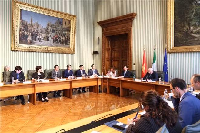 Le ministre italien de la Justice, Carlo Nordio, travaille avec la délégation vietnamienne. Photo : VNA
