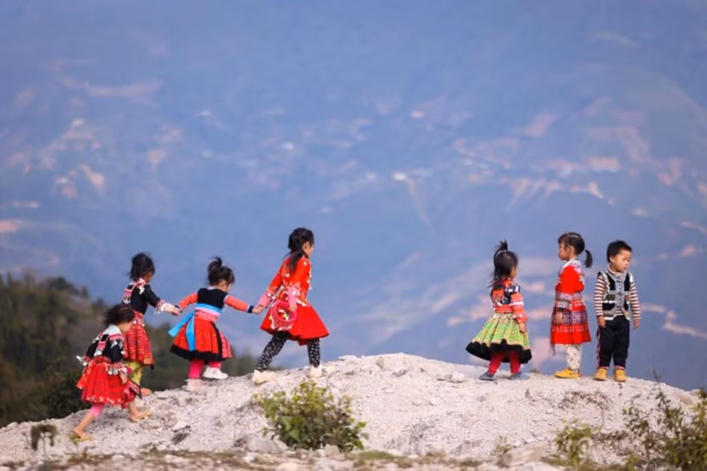 Des enfants de l’ethnie Mông de la commune de Tà Xua (district de Bac Yên, province de Son La au Nord-Ouest) portent de nouvelles robes, de nouveaux vêtements pour accueillir le Têt. Photo : VNA.