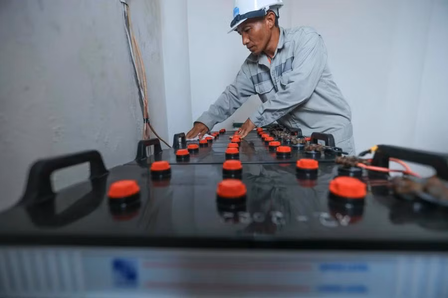 Les batteries des phares sont entretenues quotidiennement en raison des conditions maritimes difficiles. Photo : VNA.