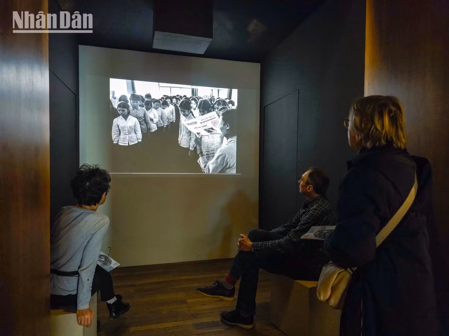 L’exposition présente également des documents d’archives et des écrits du photographe lors de ses séjours au Vietnam. À travers son objectif et ses récits, Marc Riboud rend un hommage à la résilience du peuple vietnamien et à sa quête d’indépendance. Photo : NDEL