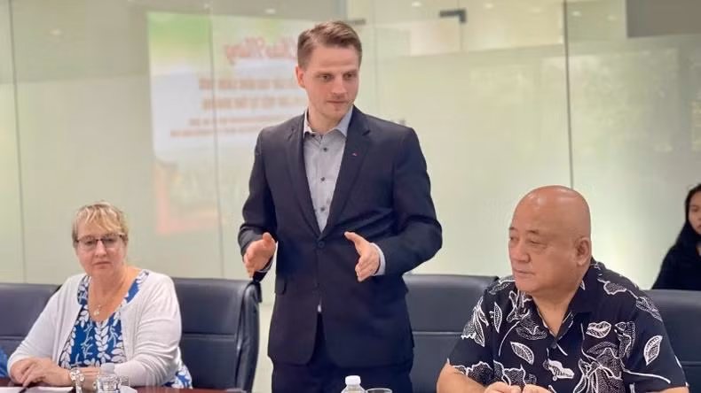 Le vice-président du Parti de gauche allemand, Maximilian Schirmer (debout), souhaite promouvoir une coopération étroite avec la province de Ninh Binh et le Vietnam en général dans divers domaines. Photo : NDEL. Le vice-président du Parti de gauche allemand, Maximilian Schirmer (debout), souhaite promouvoir une coopération étroite avec la province de Ninh Binh et le Vietnam en général dans divers domaines. Photo : NDEL.