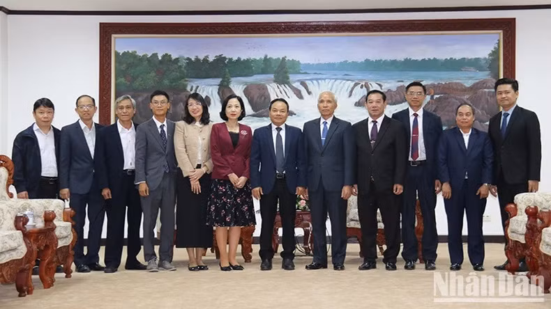 La délégation du journal Nhân Dân reçue par le chef de la Commission de sensibilisation et d’entraînement du CC du PPRL, Khamphan Pheuyavong. Photo : NDEL.