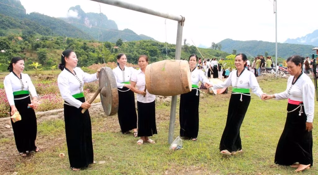 Pendant le Têt, les gongs et les tambours retentissent dans les villages de l’ethnie Thái. Photo : baosola.org.vn.