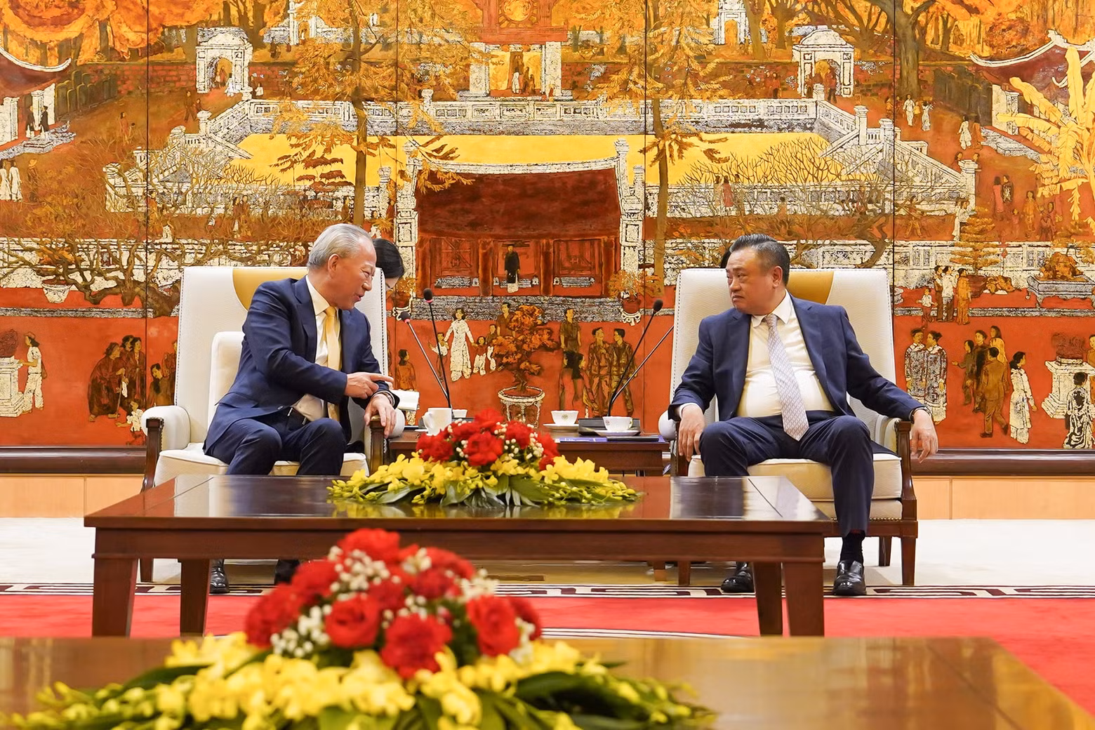 Les entreprises chinoises apprécient hautement l’environnement d’affaires au Vietnam, la capacité des entreprises vietnamiennes dans le secteur privé ainsi que le rôle et l’efficacité de la Loi sur la capitale de Hanoï. Elles sont prêtes à joindre aux projets de coopération au service du développement socioéconomique de la ville. Photo : hanoimoi.vn Les entreprises chinoises apprécient hautement l’environnement d’affaires au Vietnam, la capacité des entreprises vietnamiennes dans le secteur privé ainsi que le rôle et l’efficacité de la Loi sur la capitale de Hanoï. Elles sont prêtes à joindre aux projets de coopération au service du développement socioéconomique de la ville. Photo : hanoimoi.vn