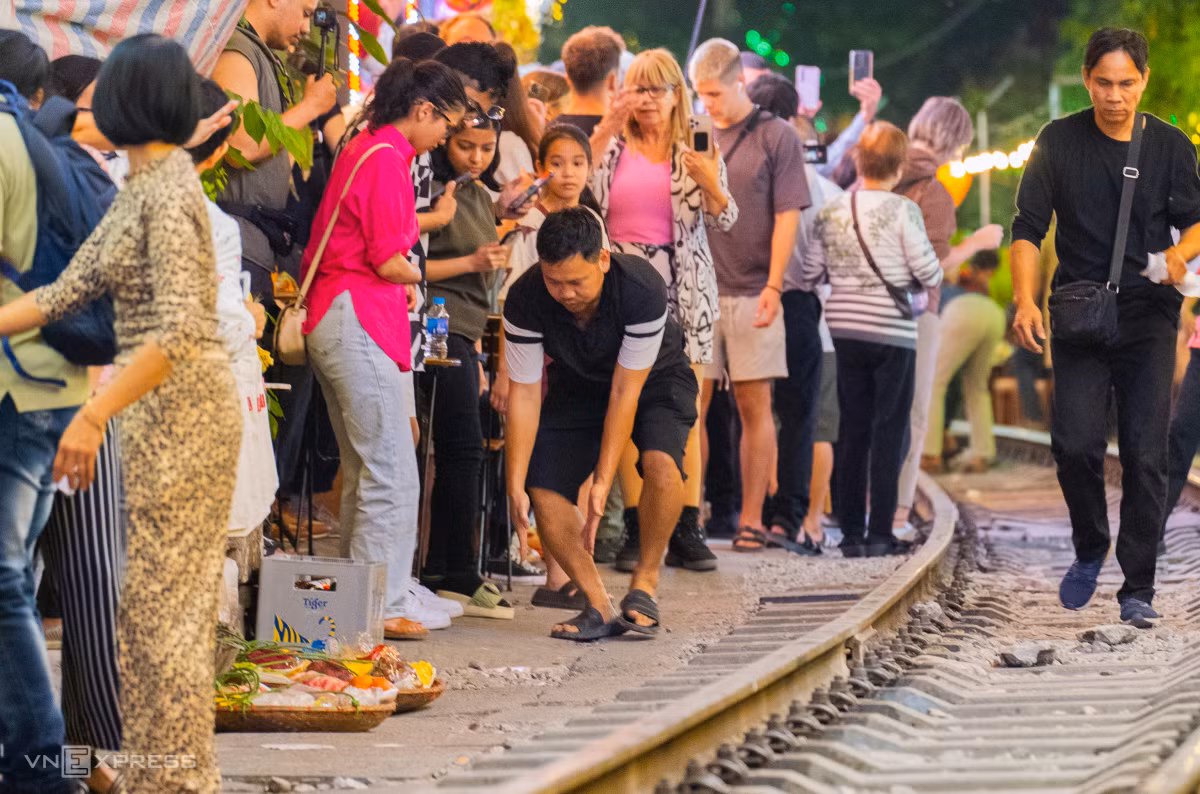 Les heures les plus fréquentées dans la rue sont de 11h00 à midi et de 15h00 à 19h00 chaque jour, car c'est à ce moment-là que les trains passent fréquemment.