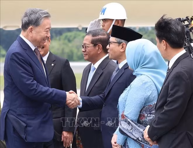 Cérémonie d’accueil en l’honneur du secrétaire général du Parti communiste du Vietnam Tô Lâm et de son épouse Ngô Phuong Ly, à l’aéroport de Halim Perdanakusuma, en Indonésie, le 9 mars. Photo : VNA.