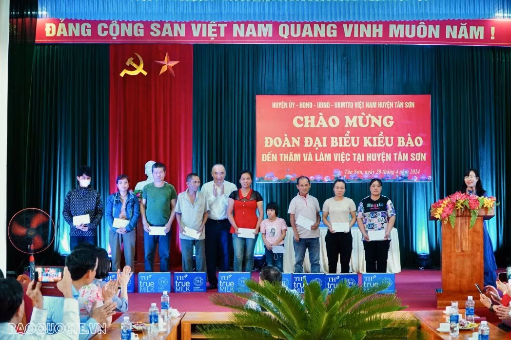 À cette occasion, la délégation de Viêt kiêu a offert 10 cadeaux aux familles en situation difficile dans la commune de Long Côc, district de Tân Son. Elle a également fait un don de plus de 60 millions de dôngs et de 200 euros au Fonds pour les pauvres de la commune de Long Côc. Photo: baoquocte.vn.