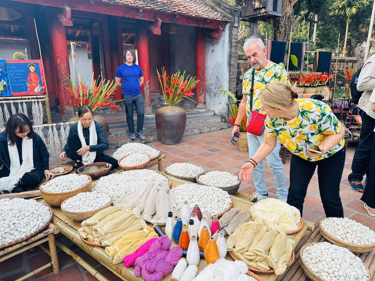 Le programme vise à créer un espace culturel et créatif qui présente aux touristes vietnamiens et étrangers la quintessence des villages artisanaux du Vietnam et de Hanoï en particulier, dont plusieurs sont reconnus en tant que patrimoine culturel immatériel national. Photo : hanoimoi.vn.
