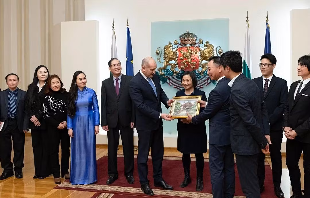 Au nom des associations vietnamiennes en Bulgarie, le président de l'Association des Vietnamiens résidant en Bulgarie, Nguyen Quang Tuan, a offert un cadeau souvenir au président Roumen Radev. Photo : baoquocte.vn