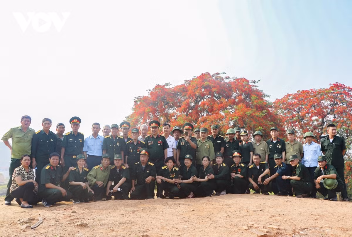 Le site historique de Diên Biên Phu accueille ces jours-ci un nombre croissant de visiteurs. Parmi les destinations incontournables que propose cette région chargée d’histoire, le vestige de la colline A1 se distingue par les émotions fortes qu’il suscite. Photo: VOV.