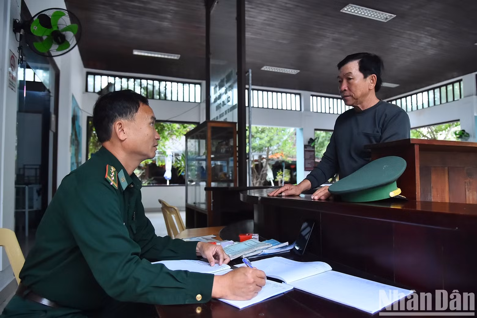 Pour assurer une sécurité absolue aux touristes lors de leur voyage à Cù Lao Chàm, le poste de garde-frontière de Cù Lao Chàm a travaillé en étroite collaboration avec les forces compétentes pour gérer strictement l’entrée et la sortie des personnes et des véhicules sur cette île.
