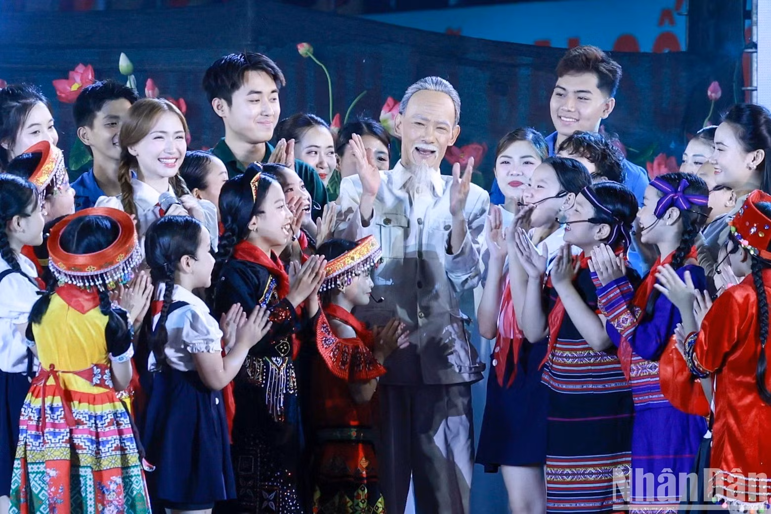 Le programme reflète de manière vivante l’image du Président Hô Chi Minh, un dirigeant éminent, grand maître de la révolution vietnamienne, héros de la libération nationale et grand homme de culture du monde. Photo : NDEL.