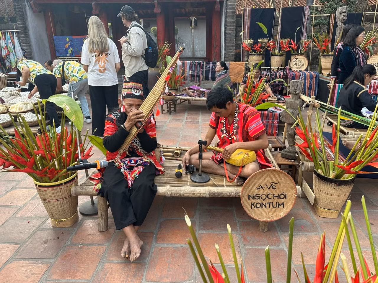 Le programme a également pour but de renforcer la connexion entre les villages de métiers artisanaux du Vietnam et de promouvoir la culture vietnamienne auprès des touristes étrangers. Photo : hanoimoi.vn.
