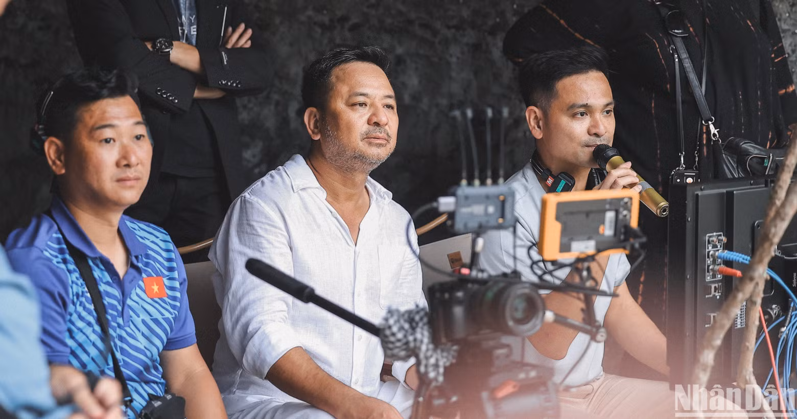 Le réalisateur Phu Tran (à droite) lors d'une séance de tournage du clip « Victory – Bond in Vietnam ». Photo : NDEL