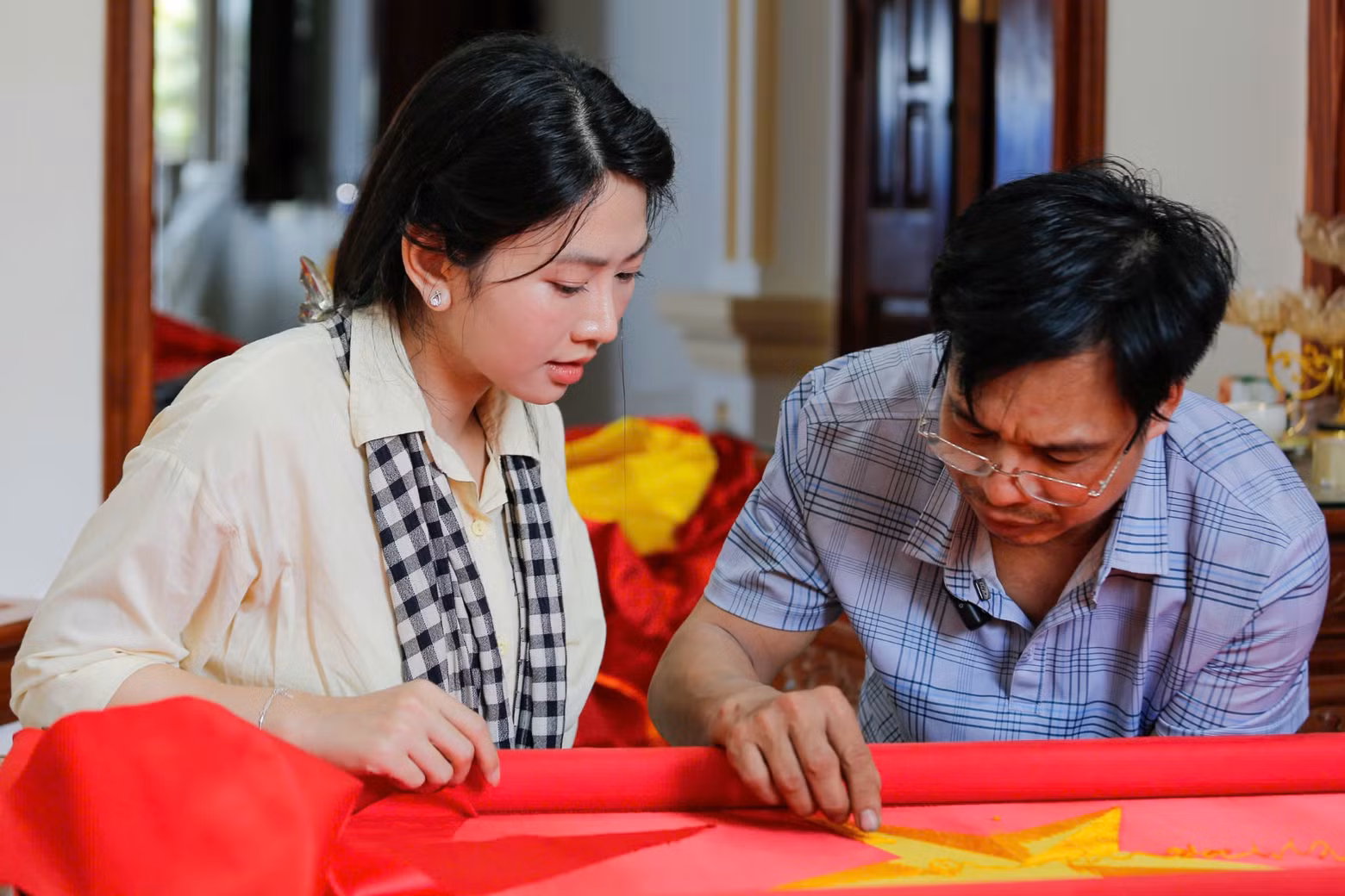 Pour produire un beau drapeau, il faut suivre par de nombreuses étapes, comme la mesure, la découpe, l’insertion de l’étoile et la couture. Photo : congluan