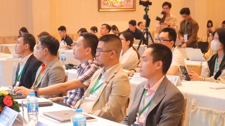 Lors du séminaire, les participants ont proposé des plateformes et des solutions efficaces pour aider la communauté des entreprises à accéder rapidement aux tendances de transition numérique et de numérisation verte, ainsi qu’à mieux tirer parti de l’intelligence artificielle (IA), de l’internet des objets (IoT) et des analyses de données afin d’accélérer la croissance verte future. Photo: NDEL.