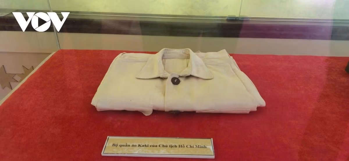 Le site conserve près de 1 000 photos et documentaires et une dizaine d’objets d’une valeur historique inestimable, qui sont tous liés étroitement à la vie et à la carrière révolutionnaire du Président Hô Chi Minh. Sur la photo : l'ensemble de vêtements kaki préparé par la famille de l'avocat Francis Henry Loseby.