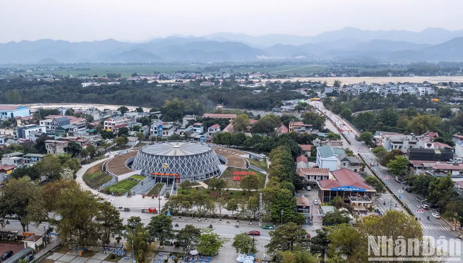 Le Musée de la victoire de Diên Biên Phu est situé dans la rue Vo Nguyên Giap. L’ouvrage a été construit en 2012 et inauguré en 2014 à l’occasion du 60e anniversaire de la Victoire de Diên Biên Phu. Il s’agit d’un projet à l’architecture moderne. La forme extérieure est conçue comme un chapeau en bambou recouvert d’un filet de camouflage, ainsi qu’un système de rayons en béton et en acier renforcé pour recréer la tenue matelassée des soldats de Diên Biên Phu.