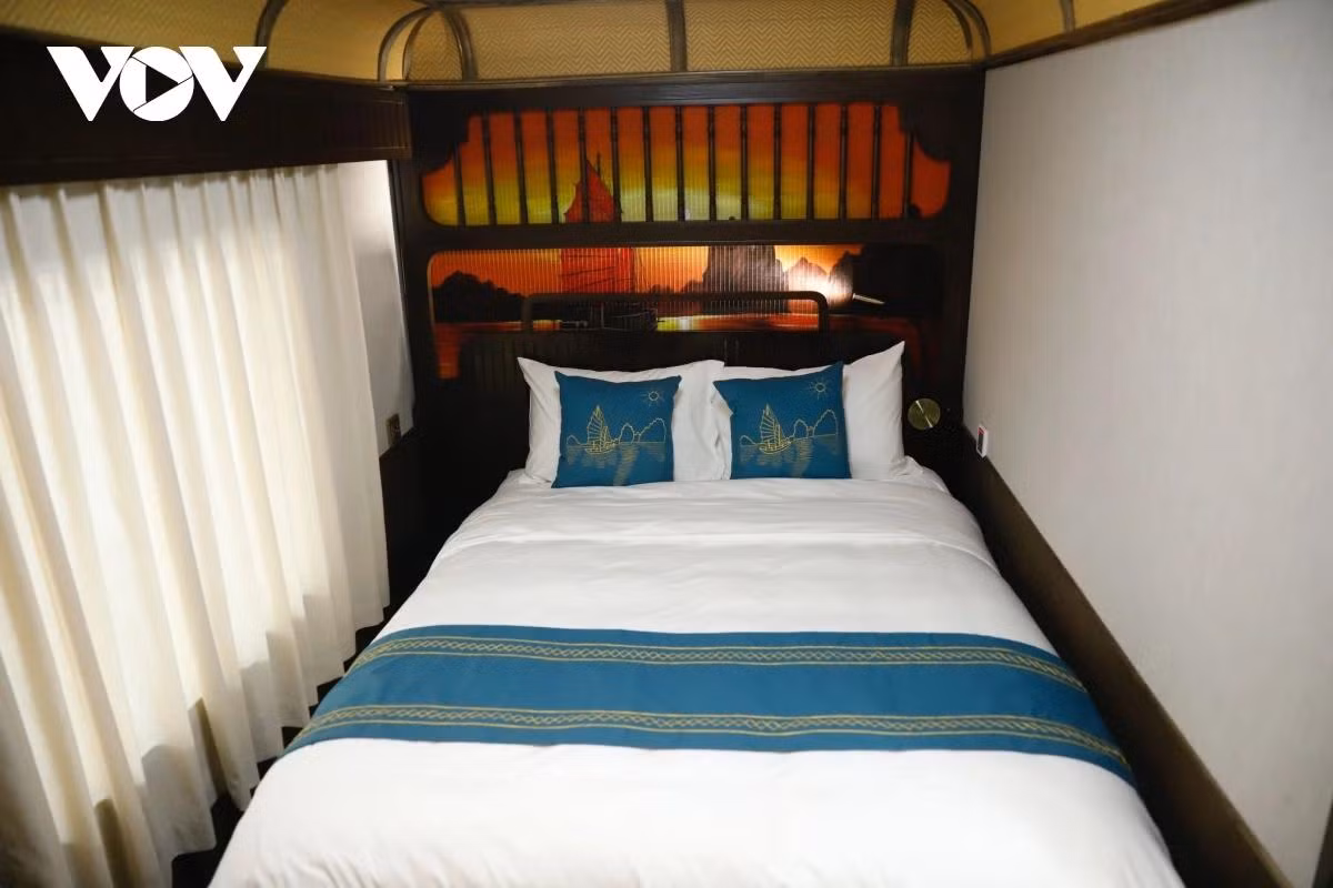 Le train Sjourney est spécialement conçu dans un style luxueux et confortable, donnant aux visiteurs le sentiment de séjourner dans un hôtel de 5 étoiles.. Photo : VOV.