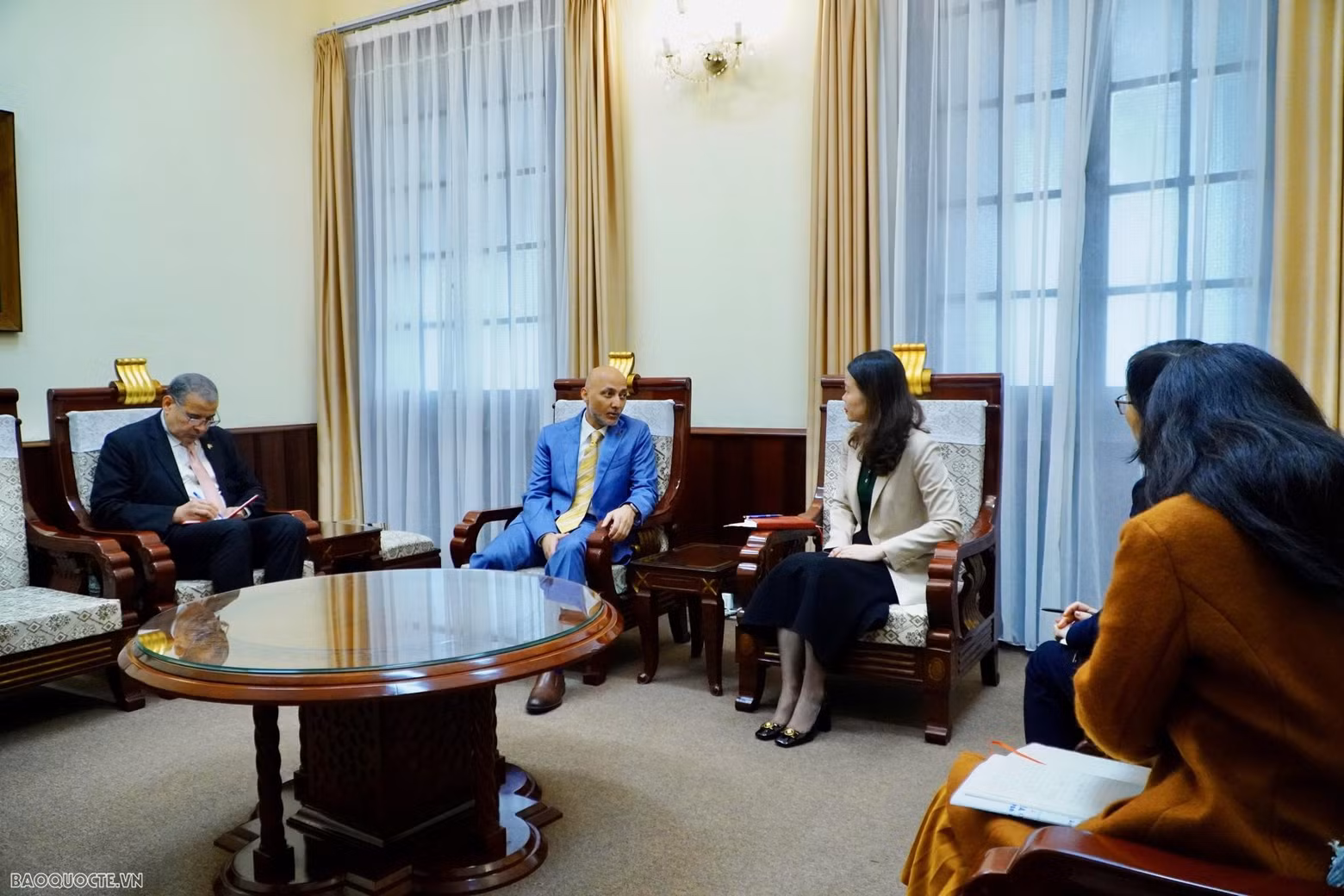 Les deux partis ont souligné l’importance de l’Accord de partenariat économique global (CEPA) pour donner un nouvel élan à la coopération vietnamo-émiratie dans différents domaines, dont notamment l’économie, le commerce et l’investissement. Photo: baoquocte.vn. Les deux partis ont souligné l’importance de l’Accord de partenariat économique global (CEPA) pour donner un nouvel élan à la coopération vietnamo-émiratie dans différents domaines, dont notamment l’économie, le commerce et l’investissement. Photo: baoquocte.vn.