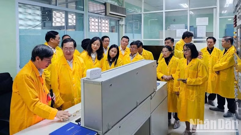 Ces dernières années, l'Institut de recherche nucléaire du Vietnam a appliqué les technologies nucléaires dans de nombreux domaines, tels que la médecine, l'industrie, l'agriculture et la protection de l'environnement, contribuant au développement socioéconomique local et national. Photo : NDEL