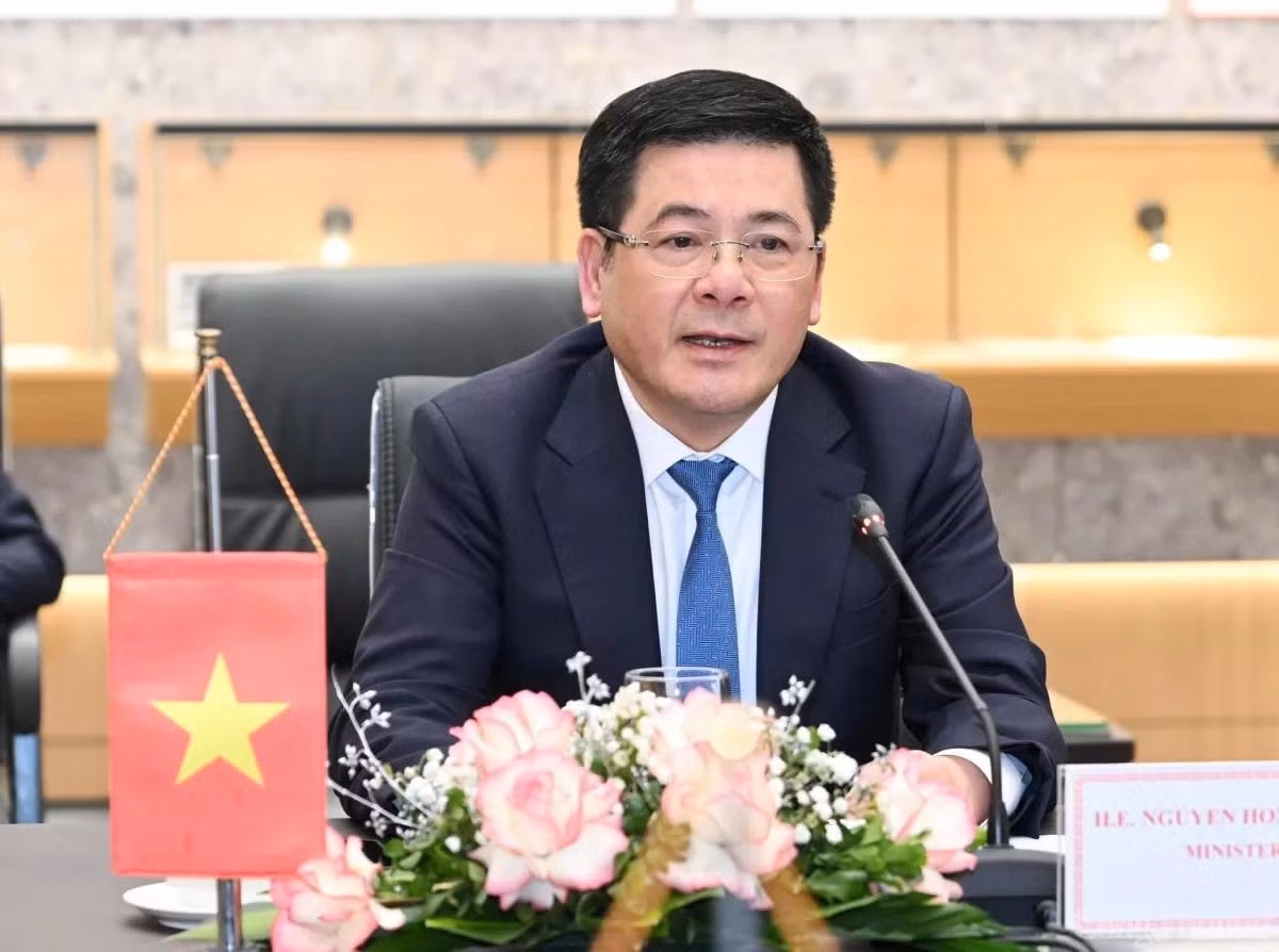Le ministre Nguyen Hong Dien a proposé à l’ambassade de la République de Corée au Vietnam de servir de passerelle entre les ministères, secteurs et organes sud-coréens concernés et le ministère vietnamien de l’Industrie et du Commerce pour rendre plus efficace et substantielle la coopération bilatérale dans divers domaines, dont le commerce, l’industrie et l’énergie. Photo : congthuong.vn Le ministre Nguyen Hong Dien a proposé à l’ambassade de la République de Corée au Vietnam de servir de passerelle entre les ministères, secteurs et organes sud-coréens concernés et le ministère vietnamien de l’Industrie et du Commerce pour rendre plus efficace et substantielle la coopération bilatérale dans divers domaines, dont le commerce, l’industrie et l’énergie. Photo : congthuong.vn
