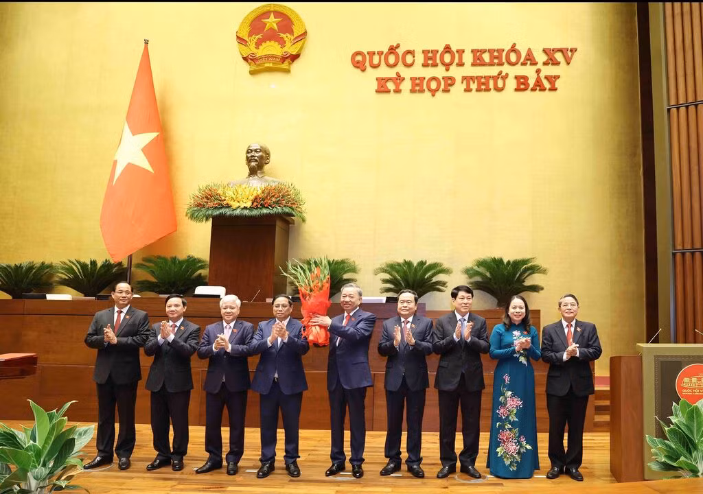 Des dirigeants du Parti et de l'État félicitent le nouveau Président de la République. Photo : VNA.
