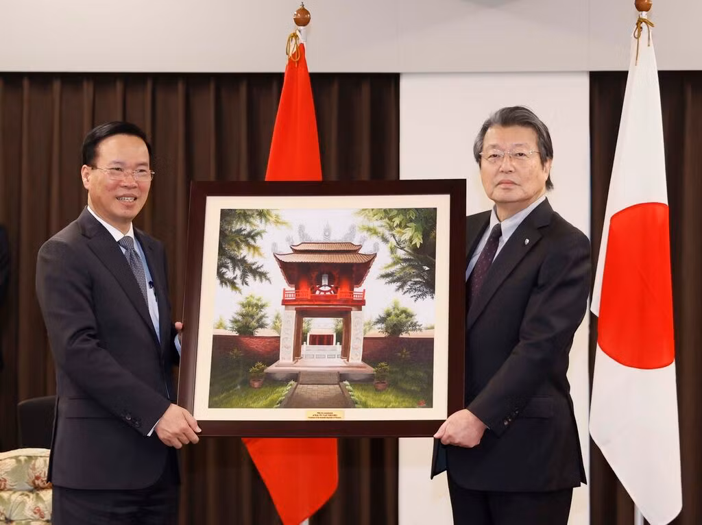 Le Président vietnamien Vo Van Thuong (à gauche) remet un cadeau au directeur de l'Université de Kyushu, Ishibashi Tatsuro. Photo: VNA.