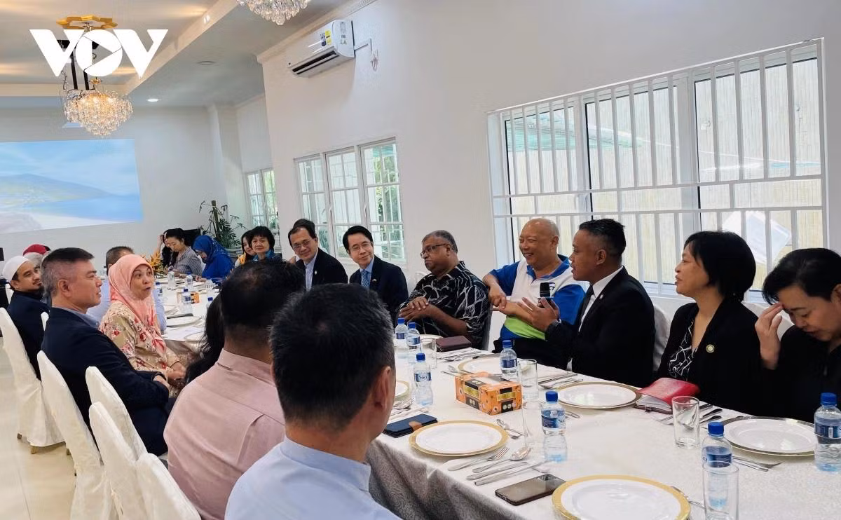 Lors du colloque, les participants ont proposé de nombreuses solutions destinées à promouvoir la connexion touristique entre le Vietnam et le Brunei, tout comme celle entre les deux sous-régions du Mékong et BIMP EAGA en 2025 et dans les années à venir. Photo: VOV.