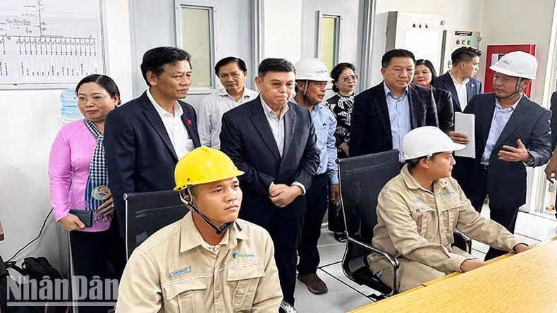 La délégation laotienne visite la centrale éolienne de Lac Hoa dans la commune de Vinh Chau, province de Soc Trang. Photo : NDEL.