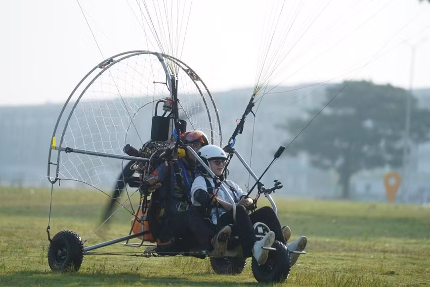 Chaque touriste prend son vol avec un pilote accompagnateur.