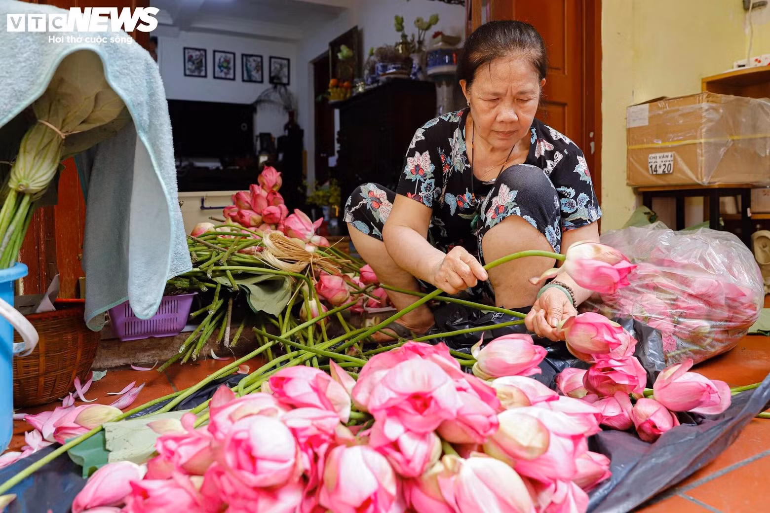Ngo Thi Than est l'un des rares artisans bien connus pour la fabrication traditionnelle du thé au lotus dans le village de Quang An à Tay Ho.