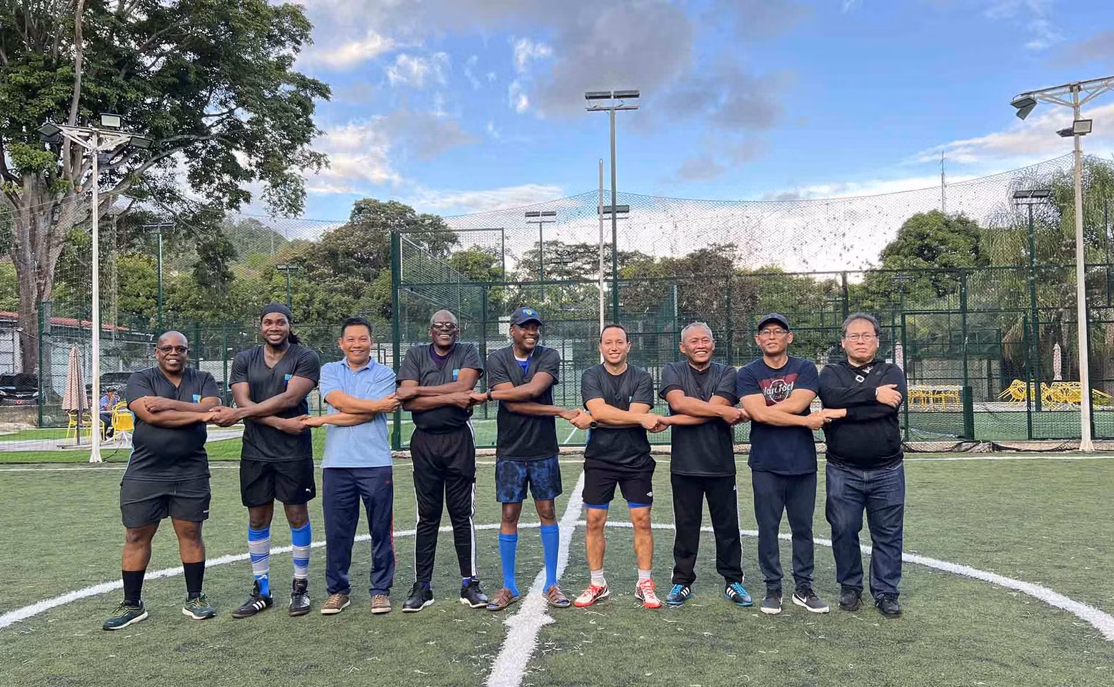 Le tournoi amical de football ASEAN – CARICOM 2024 est une bonne occasion pour les ambassades des pays de l'ASEAN et celles des Caraïbes de renforcer leur solidarité, leur amitié et leur compréhension mutuelle. Photo: baoquocte.vn.