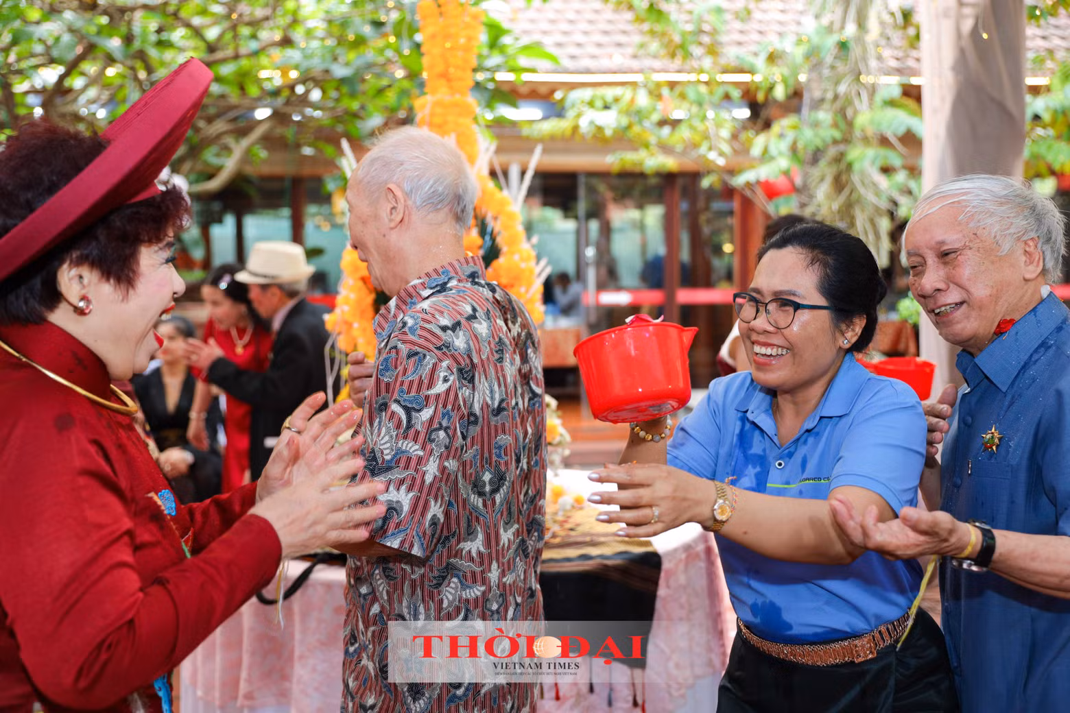 Le rituel traditionnel le plus attendu du Bunpimay est les éclaboussures d’eau parfumée, qui permet aux participants de chasser des choses mauvaises et des maladies et de prier pour une bonne année propre et une bonne santé. Photo : thoidai.com.vn.