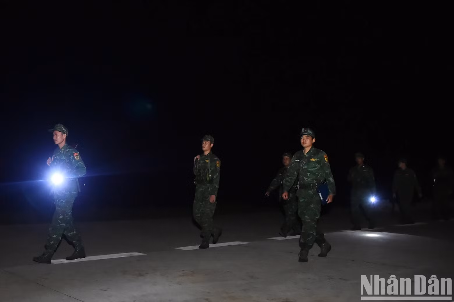 Les gardes-frontières constituent toujours un point d’appui solide pour les autorités et habitants sur l’île de Cù Lao Chàm. Portant dans leur cœur l’amour du pays, ces soldats se tiennent fièrement, arme à la main, face à la mer, pour protéger jour et nuit la souveraineté maritime et insulaire de la Patrie.